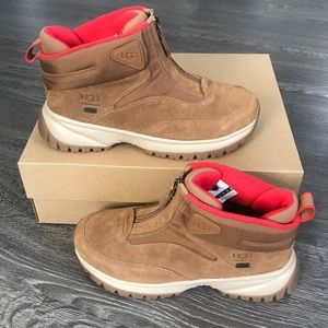 UGG YOSE SHORT ZIP BOOT